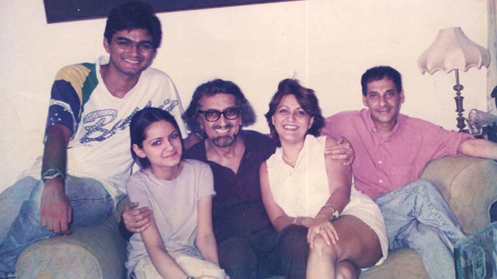 রঞ্জিতের জন্ম ১৮৫৫ সালের ১৯ সেপ্টেম্বর। তাঁর মা পার্ল ছিলেন নামী নাট্যব্যক্তিত্ব। পার্লের বাবা ছিলেন ক্রিশ্চান। মা ছিলেন ভারতীয় ইহুদি। ছোট থেকেই মিশ্র সং‌স্কৃতিতে অভ্যস্ত ছিলেন রঞ্জিত। তিনি আর তাঁর বোন রোহিণী যখন ছোট, বিচ্ছেদ হয়ে যায় তাঁদের বাবা-মায়ের।