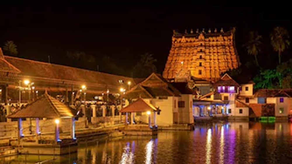 ব্রহ্মপুরাণ, মৎস্যপুরাণ, বরাহপুরাণ, স্কন্দপুরাণ, পদ্মপুরাণ, বায়ুপুরাণ, ভাগবৎপুরাণ-সহ একাধিক প্রাচীন রচনায় এই দেবস্থানের উল্লেখ আছে। বিভিন্ন যুগে এর দায়িত্বে ছিল বিভিন্ন রাজপরিবার। গত কয়েকশো বছর ধরে মন্দিরের দায়িত্ব রয়েছে ত্রিবাঙ্কুরের রাজপরিবারের উপরে। আদিশেষ নাগের উপরে অনন্তশয়ানে বিষ্ণুর রূপ তাঁদের পরিবারের আরাধ্য দেবতা। বলা হয়, দ্রাবিড়ীয় এবং চেরা ঘরানায় নির্মিত এই মন্দিরে যা রাজঐশ্বর্য আছে, পৃথিবীতে ইতিহাস লেখা শুরু হওয়ার পরে সেই পরিমাণ সম্পদ আর কোথাও সঞ্চিত হয়নি।