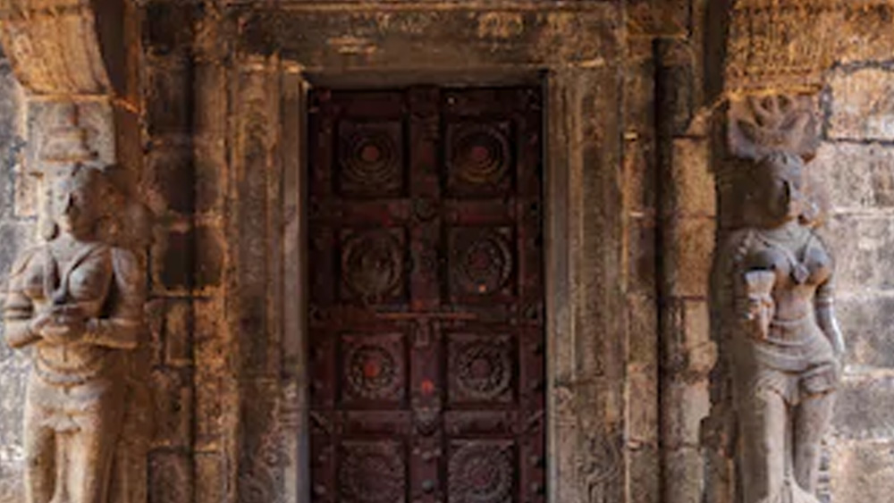 ‘সি’, ‘ডি’, ‘ই’ এবং ‘এফ’, এই চারটি প্রকোষ্ঠ বছরের নির্দিষ্ট সময়ে খোলা হয়। সেখান থেকে ধনসম্পদ এবং প্রয়োজনীয় জিনিস কাজে লাগানো হয় ধর্মীয় উৎসবে। ২০১১-র ৩০ জুন সুপ্রিম কোর্টের নির্দেশে খোলা হয় এর প্রথম প্রকোষ্ঠ অর্থাৎ ভল্ট ‘এ’। সেখানে ঢোকার জন্যেও লোহার এবং কাঠের দু’টি দরজা ভাঙতে হয়। তার পর ঘরে ঢুকে সরাতে হয় পাথরের ভারী ফলক। দেখা যায়, নীচে অন্ধকারে নেমে গিয়েছে গুপ্ত সিঁড়ি। সিঁড়ি দিয়ে নেমে খোঁজ পাওয়া যায় গুপ্তধনের। সংখ্যায় এক লক্ষের বেশি কোটি কোটি টাকার অমূল্য সম্পদ রাখা ছিল এই গুপ্তকক্ষে।