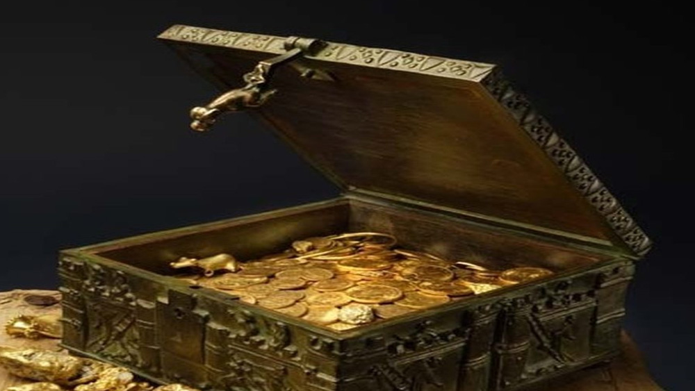 এই বিগ্রহকে বিশেষ অনুষ্ঠানে পরানোর জন্য আছে সনাতনী পোশাক ‘আঁখি’। সম্পূর্ণ সোনার তৈরি মোট ১৬টি পাল্লার এই পোশাকের ওজন ৩০ কেজি। দেবতার অঙ্গভূষণ হিসেবে রয়েছে ১৮ ফুট লম্বা সোনার হার। আছে সোনার তৈরি ধানের ছড়া, যার ওজন ৫০০ কেজি। সোনার ওড়না আছে, যার ওজন ৭৬ কেজি। মধ্যযুগের সোনার মুদ্রা আছে ৬০০ কেজি ওজনের। (প্রতীকী ছবি)