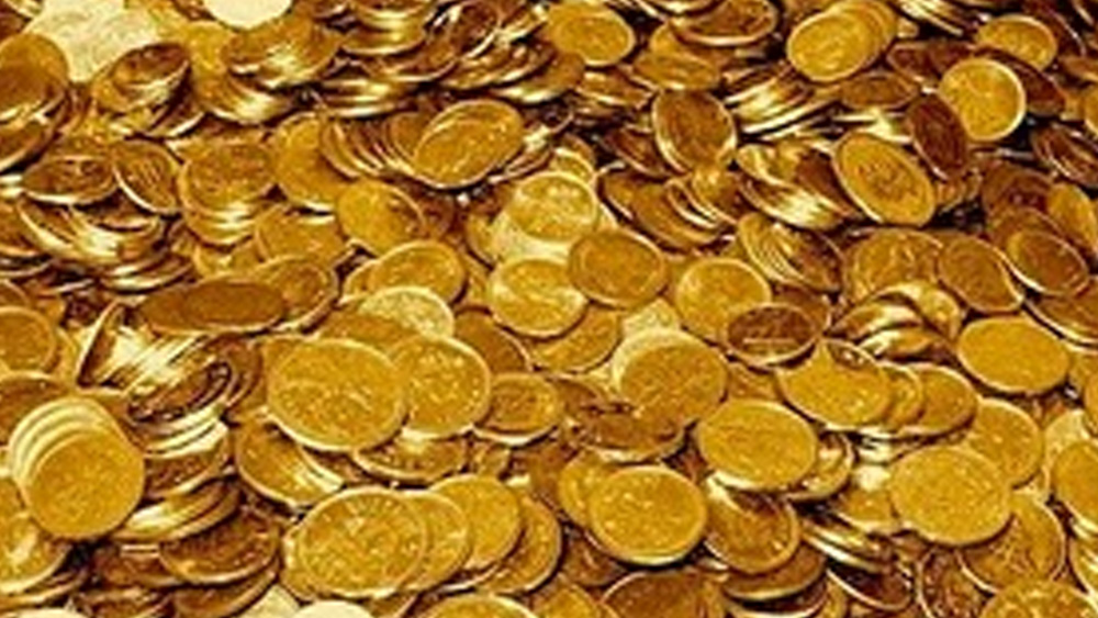 পাওয়া গিয়েছে সোনার তৈরি নারকেলের খোল। যার গায়ে বসানো আছে চুনি আর পান্না। গয়না এবং মূল্যবান জিনিসের পাশাপাশি এই মন্দিরে রাখা আছে মুদ্রার বিরল ও অমূল্য ভাণ্ডার। প্রাচীন রোমান সভ্যতা থেকে শুরু করে অষ্টাদশ শতকের নেপালিয়নের সমসাময়িক মুদ্রা সেখানে উল্লেখযোগ্য। এ ছাড়া বিভিন্ন দেশের নানা সময়কালের মুদ্রা রাখা আছে মন্দিরের কোষাগারে। খ্রিস্টপূর্ব ২০০ অব্দের সোনার মুদ্রা আছে, যার ওজন প্রায় ৮০০ কেজি। (প্রতীকী ছবি)