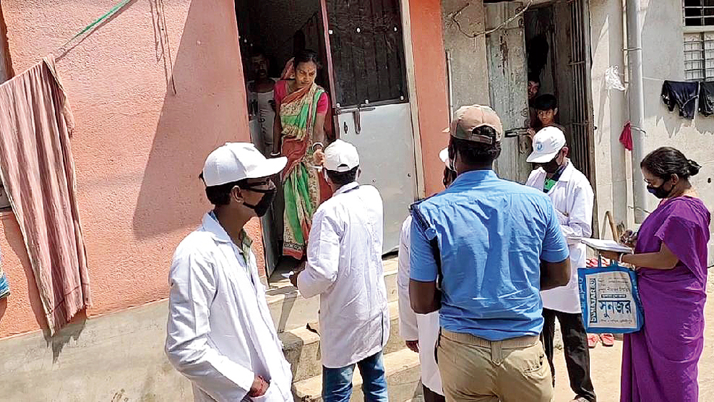 দাসপুরের ওই গ্রামে বাড়ি বাড়ি যাচ্ছেন স্বাস্থ্যকর্মীরা। নিজস্ব চিত্র