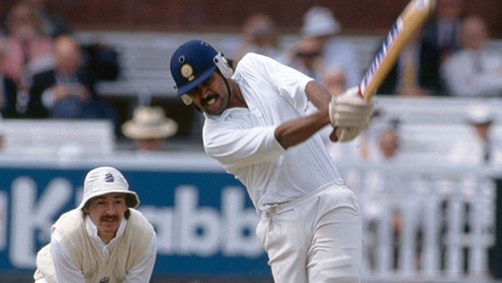 কপিল দেব যেমন ভারতের সর্বকালের সর্বশ্রেষ্ঠ অলরাউন্ডার। দেশের সেরা সুইং বোলার। ব্যাট হাতেও বড় শট নিতে ওস্তাদ। নিশ্চিত ভাবেই কপিলকে দলে নিতে হুড়োহুড়ি পড়ে যেত ফ্র্যাঞ্চাইজিদের মধ্যে। আর তাঁকে নিতে চড়তই দাম। কারণ, কপিলের জন্য কোনও অঙ্কই যে যথেষ্ট নয়।