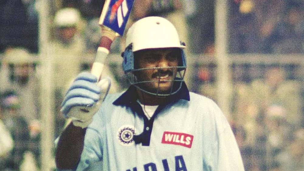 মহম্মদ আজহারউদ্দিন এক দিনের ক্রিকেটে ছিলেন দুর্দান্ত সফল। মাঝের ওভারগুলোয় ফিল্ডিংয়ের ফাঁক-ফোকর কাজে লাগিয়ে স্কোরবোর্ড সচল রাখা, প্রয়োজনে বড় শট নেওয়ায় ছিলেন ওস্তাদ। আর ছিল দুর্দান্ত ফিল্ডিং। প্রত্যেক ম্যাচে বাঁচাতেন ১০-১৫ রান।  হায়দরাবাদ তো বটেই, ইডেনের বরপুত্রের জন্য হয়ত ঝাঁপাত কলকাতাও।