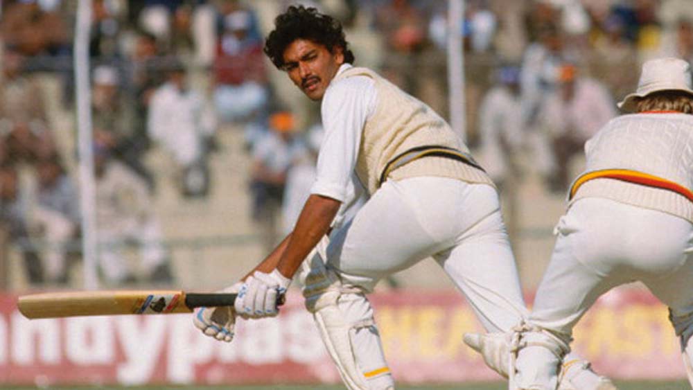 রবি শাস্ত্রী এক সময় ছয় বলে ছয় ছক্কা হাঁকিয়েছিলেন। ফলে, আইপিএলেও তিনি যে বড় শট নিতে পারতেন, তা নিয়ে সংশয়ের জায়গা নেই। যে কোনও জায়গায় তিনি ব্যাট করতে পারতেন। বাঁ-হাতি স্পিনে রান আটকানোর ক্ষমতাও ছিল তাঁর। চ্যাম্পিয়ন অফ চ্যাম্পিয়ন্স হয়েছিলেন তিনি। অধিনায়ক হিসেবেই তাঁকে ভাবতে পারত ফ্র্যাঞ্চাইজিরা।