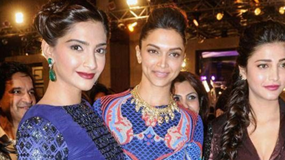 ইন্ডাস্ট্রিতে দীপিকা এবং সোনম দু’জনেই সমসাময়িক। একই বছরে, ২০০৭ সালে দু’জনেই বলিউড ডেবিউ করেন।