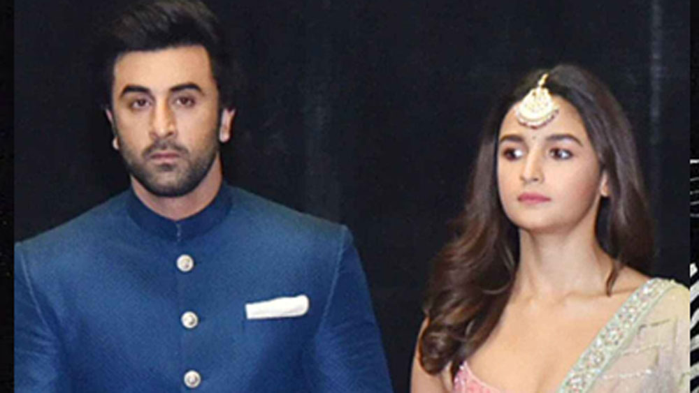 এই দুই সমসাময়িক অভিনেত্রীর প্রথম মন কষাকষি শুরু রণবীর কপূরকে নিয়ে। ‘সাওয়ারিয়া’ ফিল্মের সময় সোনম এবং রণবীরের সম্পর্ক ঘনিষ্ঠ হয়ে যায়। তাঁদের দু’জনের সম্পর্ক নিয়ে বলিউডে গুঞ্জনও শুরু হয়ে যায়।