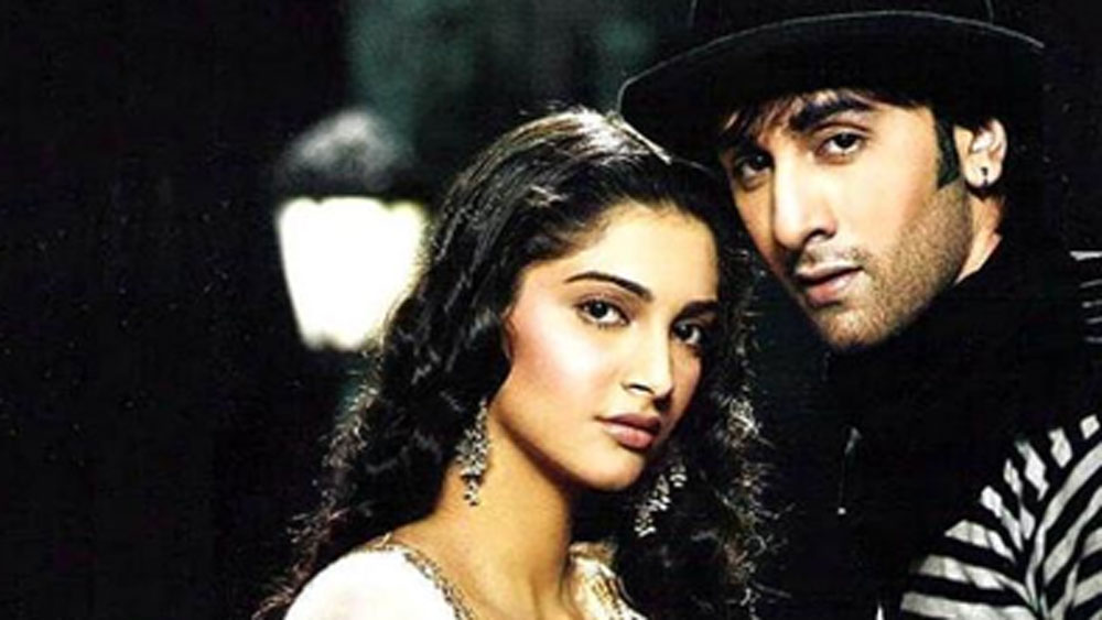 কিন্তু ছবি ফ্লপ হওয়ার সঙ্গে সঙ্গেই তাঁদের জুটি ভেঙে যায়। এর পর রণবীরের সঙ্গে ‘বচনা অ্যায় হাসিনো’-তে অভিনয় করেন দীপিকা। তখন দীপিকার সঙ্গেও রণবীরের সম্পর্ক নিয়ে গুঞ্জন শুরু হয়। বলিউডে কান পাতলে শোনা যায়, তখন থেকেই নাকি সোনম আর দীপিকার সম্পর্কের দূরত্ব শুরু।