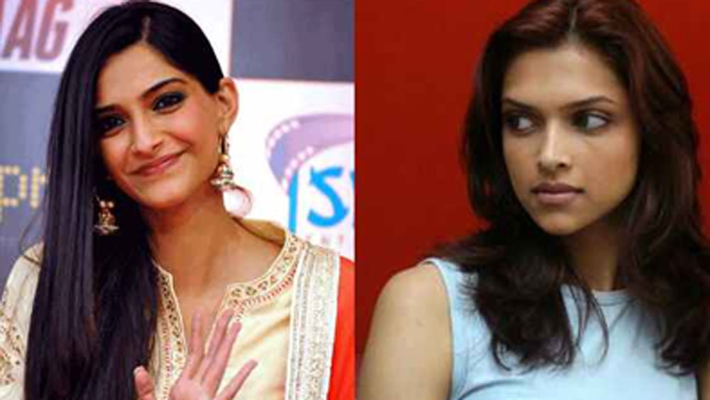 এই পর্যন্ত তো সব ঠিকঠাকই মনে করছিলেন ভক্তেরা। কিন্তু দু’জনের মধ্যে যে আদৌ সম্পর্ক ঠিক হয়নি, সেটা বোঝা যায় সোনম কপূর যখন দ্বিতীয় বারের জন্য অনিল কপূরের সঙ্গে ‘কফি উইথ কর্ণ’-এ এসেছিলেন।