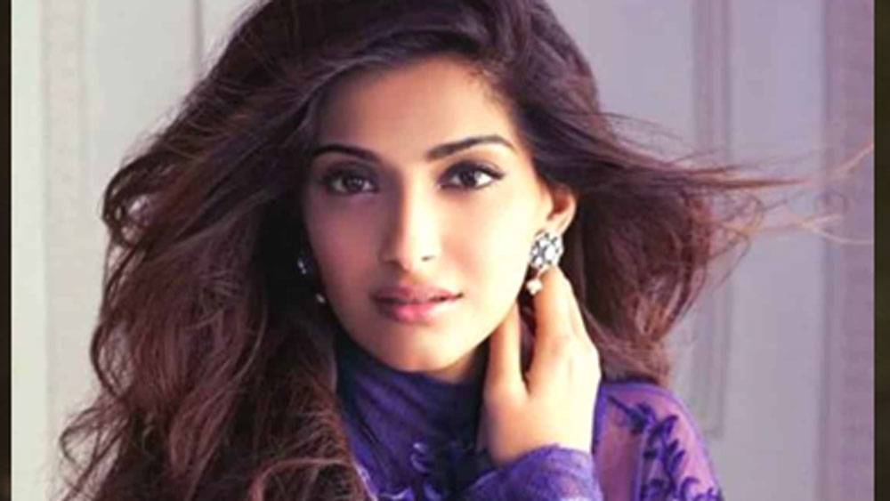 তাঁকে যখন দীপিকার ফ্যাশন নিয়ে কিছু বলতে বলা হয়, সোনম গড়গড় করে তাঁর ফ্যাশনের তুলোধনা করে বলেন, দীপিকার কোনও ফ্যাশন সেন্স নেই। ভোগ ম্যাগাজিনে আসার জন্য জোর করে নিজেকে ফ্যাশনিস্তা দেখাতে চান। তার চেয়ে ক্যাটরিনার পোশাক বাছাই ভাল বলেও মন্তব্য করেন তিনি।