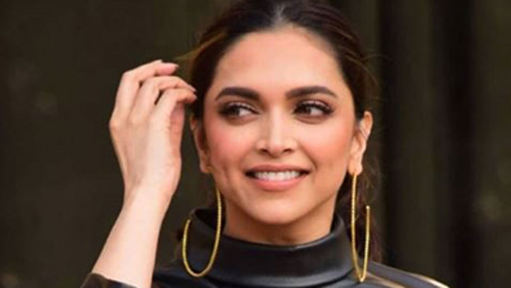 এর পর দীপিকা এক বার টুইটারে শেয়ার করেন যে, তিনি এ বার মানসিক স্বাস্থ্য সচেতনতাকে সমর্থন করতে চান। তার পরই সোনম পাল্টা টুইটে দীপিকাকে আক্রমণ করে লেখেন, এ রকম সচেতনতামূলক কাজের সঙ্গে যুক্ত হলে তিনি কখনও তা টুইটারে লিখবেন না, বরং কাজটাই করবেন মন দিয়ে।