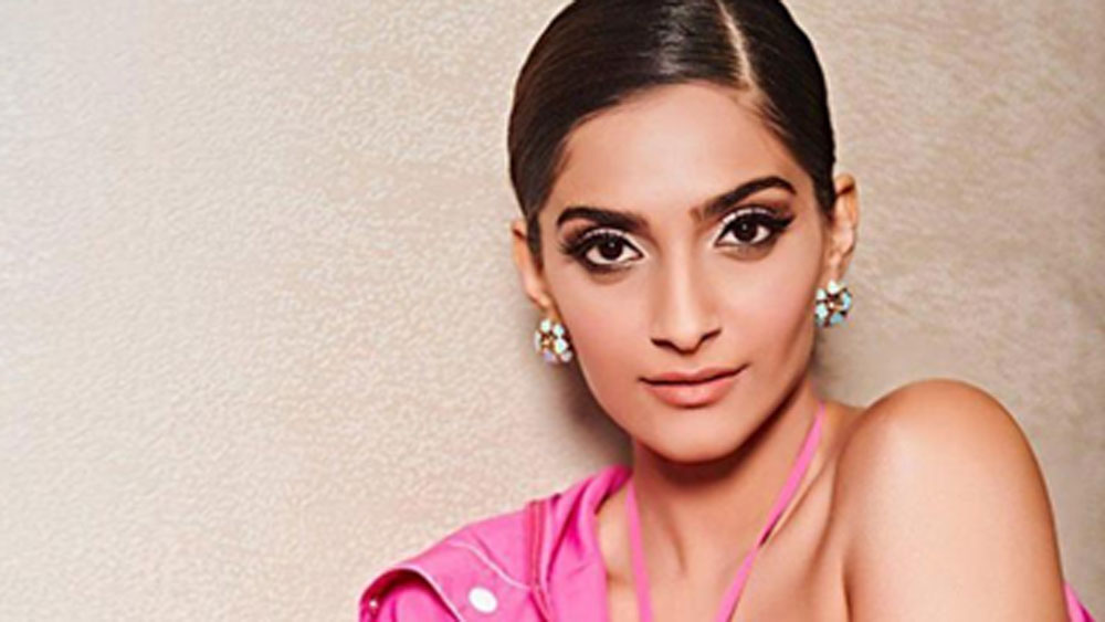 দীপিকার উপর সোনমের আক্রোশ থাকার অনেকগুলো কারণও রয়েছে। প্রথমত রণবীর কপূর, দ্বিতীয়ত সঞ্জয়লীলা ভন্সালী। ডেবিউ ফিল্মে সোনমকে সুযোগ দিলেও, তার পর আর কোনও ফিল্মে সোনমকে নেননি পরিচালক। বরং দীপিকাকে অনেক ফিল্মে নিয়েছেন।