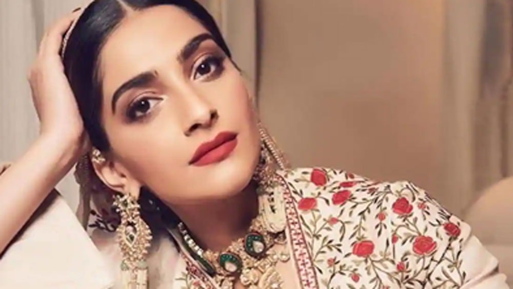 তবে সোনমের কাছে সবচেয়ে কষ্টের ঘটনা ছিল, যখন একটা অ্যাওয়ার্ড ফাংশানে তাঁর বদলে দীপিকার নাম ঘোষণা করা হয়। ওই অনুষ্ঠানে রেখার লাইফটাইম অ্যাচিভমেন্ট অ্যাওয়ার্ড পাওয়ার কথা ছিল। তার আগে রেখার একটি গানে সোনম পারফর্ম করবেন এবং পরে তিনিই রেখার হাতে এই সম্মান তুলে দেবেন, এমনই কথা ছিল।