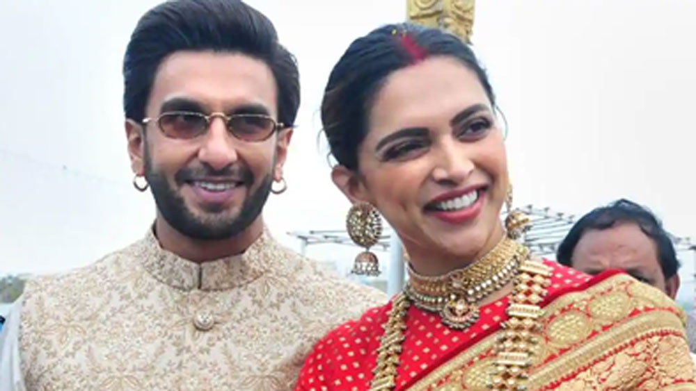 কিন্তু দীপিকা আয়োজক কর্তাদের শর্ত দিয়ে বসেন যে, তিনিই রেখার হাতে এই পুরস্কার তুলে দেবেন। তা না হলে এই অনুষ্ঠানে থাকবেন না। দীপিকার মতো তারকাকে অনুষ্ঠানে রাখার জন্য শর্তে রাজি হয়ে যান কর্মকর্তারা। সোনমের পারফর্ম্যান্সের পর যখন পুরস্কারদাতার নাম ঘোষণা হয়, সোনমের বদলে দীপিকাকে মঞ্চে ডাকা হয়। রাগে অনুষ্ঠান ছেড়েই বেরিয়ে যান সোনম।