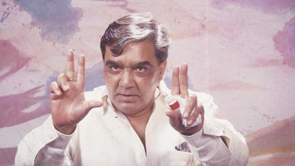 বন্ধুত্বের খাতিরে অমিতাভের জন্য প্রকাশ এর আগেও পক্ষপাতমূলক কাজ করেছেন। তিনি সেটা এ বারও করলেন। পাল্টে দিলেন চিত্রনাট্য। কিন্তু জানালেন না বিনোদ খন্নাকে।