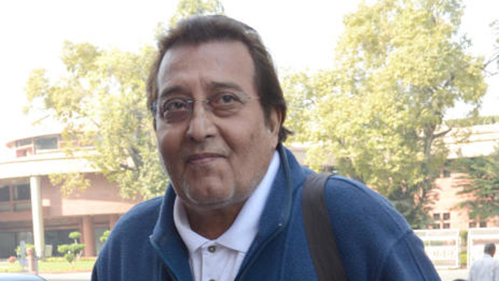 তিনি রাগের চোটে শুটিং ফ্লোর ছেড়ে চলে গেলেন। উঠলেন নিজের গাড়িতে। তার পিছন পিছন গেলেন প্রকাশ মেহরাও। তাঁর হাতে বিনোদের সঙ্গে করা চুক্তিপত্র।