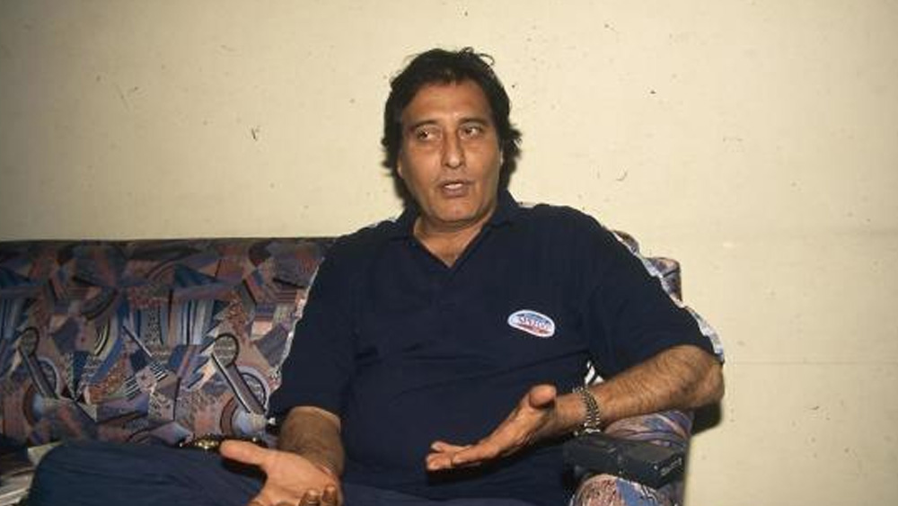 প্রকাশ সেই কাগজ দেখিয়ে বিনোদকে বললেন, তাঁকে এই ছবির শুটিং করতেই হবে। তিনি সেটা করতে বাধ্য।