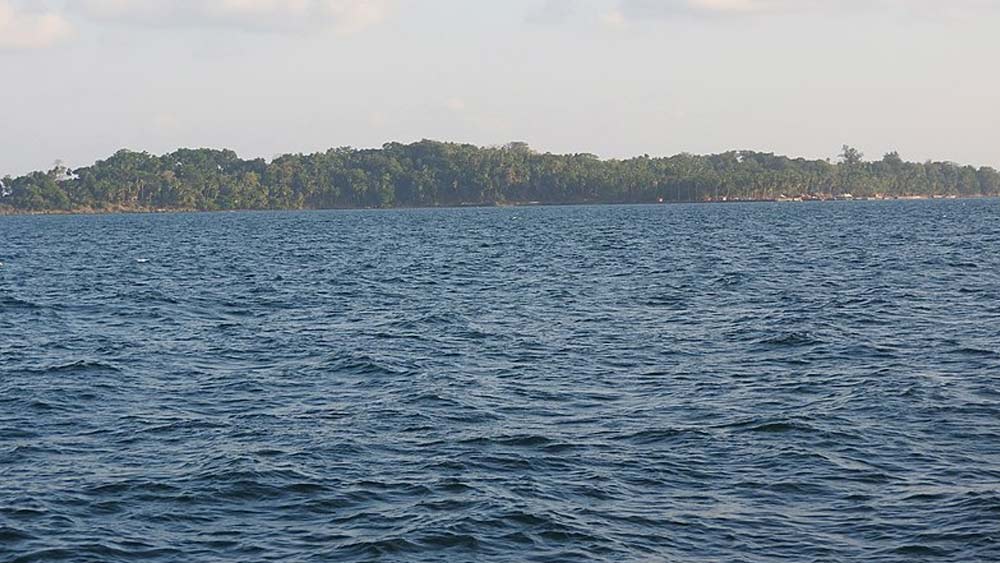 এই দ্বীপপুঞ্জের অন্যতম রস আইল্যান্ড। পর্যটকদের প্রিয় গন্তব্য এই দ্বীপের নামকরণ হয়েছে স্যর ড্যানিয়েল রসের নামে। তিনি ছিলেন ব্রিটিশ জরিপকর্মী। পোর্টব্লেয়ার বন্দরকে পাহারা দেওয়ার কাজে তিনি এই দ্বীপকে চিহ্নিত করেন। ব্রিটিশ শাসনে এই দ্বীপই ছিল আন্দামান ও নিকোবর দ্বীপপুঞ্জের হেড কোয়ার্টার।