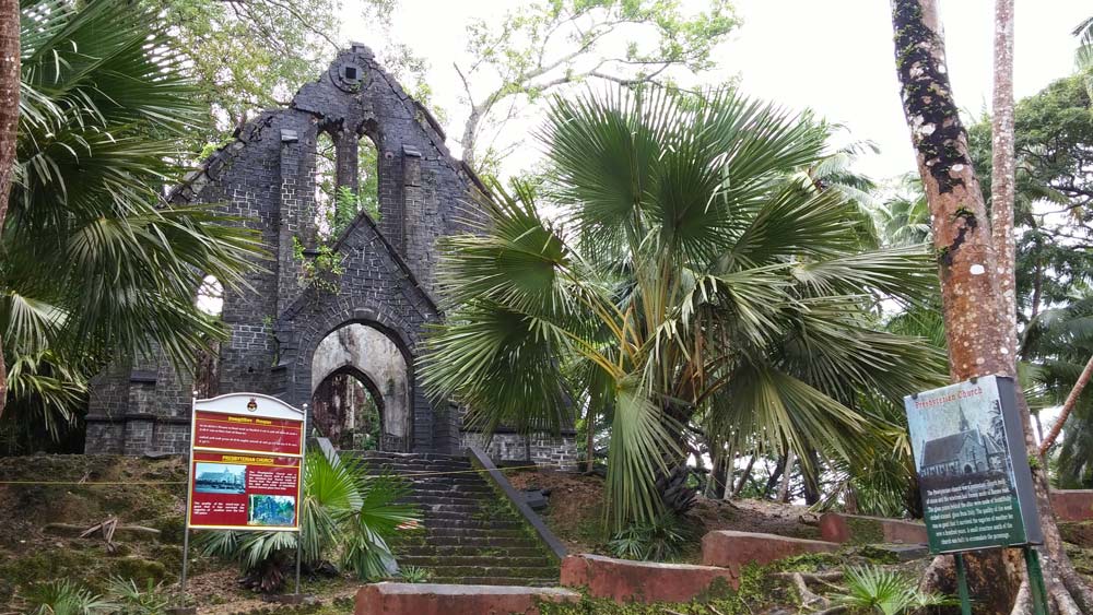 ০.৩ বর্গকিমি আয়তনের এই দ্বীপ তখন ঘন বনে ঢাকা। জঙ্গল কেটে দ্বীপকে বাসযোগ্য করার পরিশ্রমসাধ্য কাজ করতে হয়েছিল বন্দিদের। তখন ব্রিটিশ সাহেবরা ছিলেন জাহাজে। তাঁরা ডাঙায় পা রাখেননি।শাসনের কেন্দ্রবিন্দুকে মনের মতো করে সাজিয়েছিল ব্রিটিশরা। বিলাসবহুল বাংলো, বড় গির্জা, বলরুম, বেকারি থেকে শুরু করে সমাধিস্থান। জীবনযাপনের সব প্রয়োজনকে এখানে বন্দিদের দিয়ে তৈরি করিয়েছিলেন ব্রিটিশ শাসকরা  ।