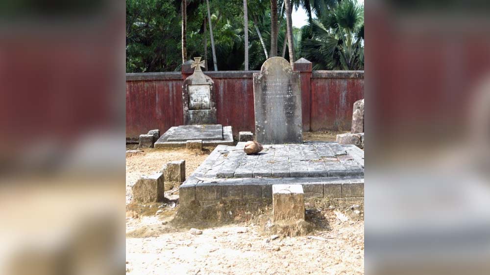 এখন পর্যটকরা দেখতে যান দ্বীপ জুড়ে পড়ে থাকা ব্রিটিশ শাসনের কঙ্কাল। বুনোলতার ফাঁক দিয়ে উঁকি দেয় কমিশনারের অতীত বাংলো, গির্জা এবং পরিচয়হীন অজস্র দেওয়াল।