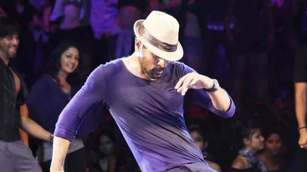 কিন্তু তারপরেও স্ত্রী লতা তাঁকে ডিভোর্স দিতে চাননি। বরং তিনি আদালতের দ্বারস্থ হয়েছেন। অভিযোগ জানিয়েছেন, প্রভু দেবা তাঁর সন্তানদের ভরণপোষণেরও কোনও দায়িত্ব নেন না। লড়াইয়ে তিনি পাশে পেয়েছিলেন বিভিন্ন মহিলা সংগঠনকেও। তাদের প্রতিবাদ জমায়েতে দাহ করা হয়েছিল নয়নতারার কুশপুতুল।