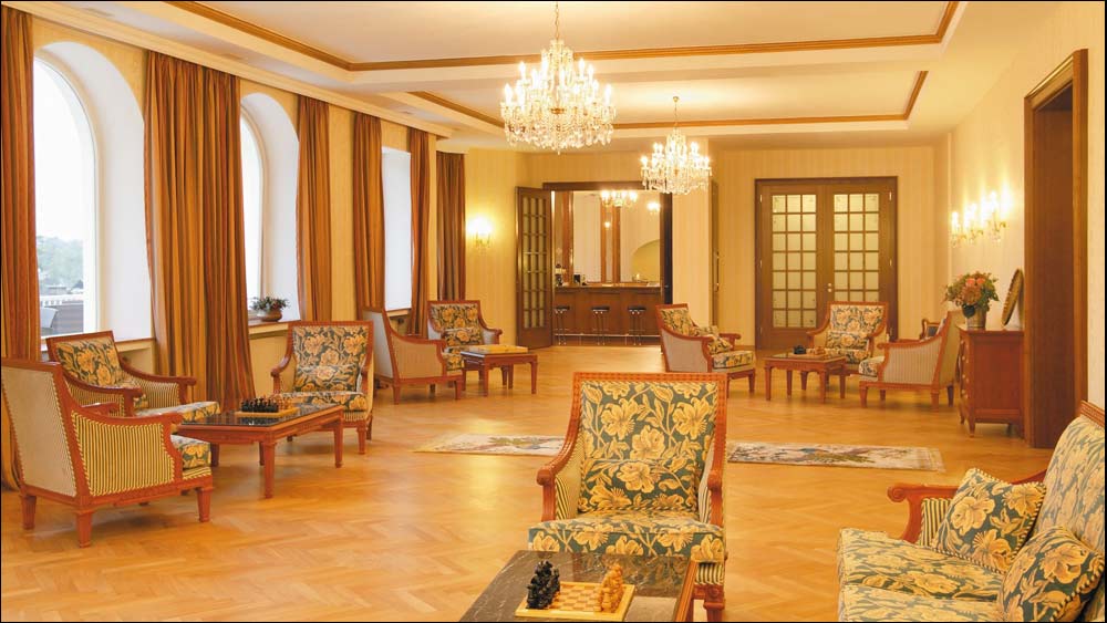 অন্য পর্যটকদের জন্য হোটেলের দরজা বন্ধ। শুধু নিয়ম ভাঙা হয়েছে তাই-রাজের জন্য। তাঁর জন্য বিশেষভাবে প্রস্তুত করা হয়েছে এই হোটেল। কিন্তু এর পাশাপাশি আরও বৈশিষ্ট্য আছে এই প্রাচীন হোটেলের। আসুন, দেখে নিই এই হোটেল নিয়ে কিছু আকর্ষণীয় তথ্য।