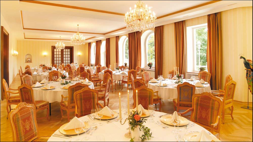 মিউনিখ থেকে গাড়িতে এক ঘণ্টার দূরত্ব গারমিশ পার্টেনকিরচেন অঞ্চলে বাভারিয়ান আল্পসে অবস্থিত এই হোটেলটি। এর কাছে স্টার্নবার্গ হ্রদের উপরে রাজা মহা বাজিরালংকর্ণের একটি বাড়িও আছে।