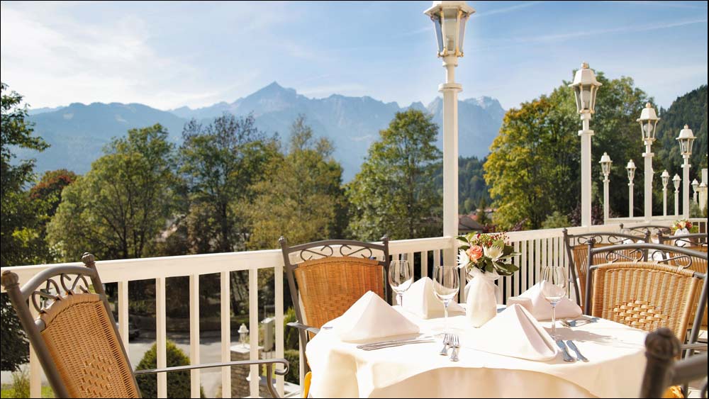 ১৩০ বছরের প্রাচীন এই হোটেল থেকে জার্মানির সর্বোচ্চ শৃঙ্গ জুগসপিটজে-এর রূপ অপূর্ব।