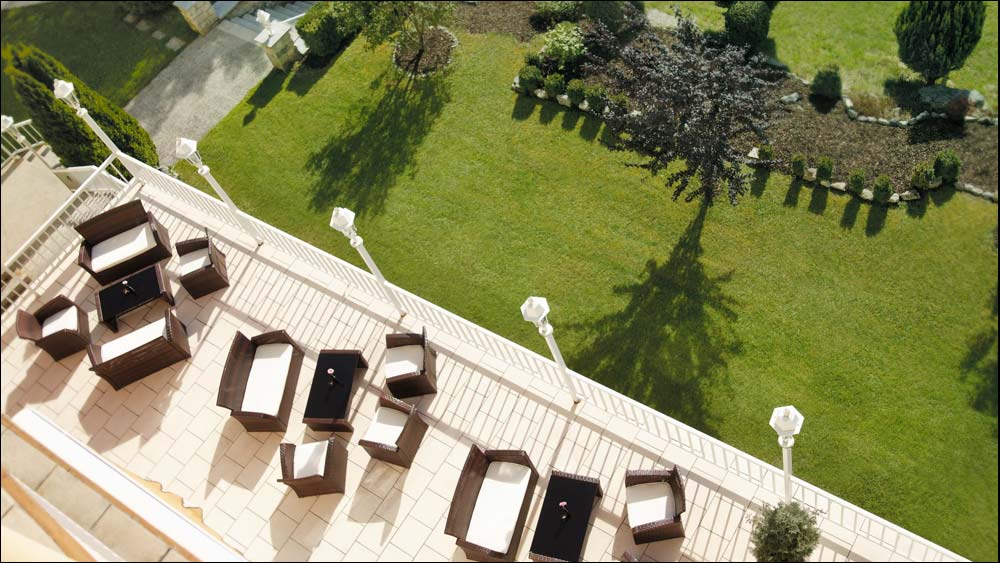 পর্যটকরা আল্পসের মনোরম রূপ উপভোগ করতে পারেন হোটেলের সুইমিং পুল থেকেও। পাশাপাশি এই হোটেলে আছে সনাবাথ এবং ফিটেনস স্টুডিয়ো-ও।