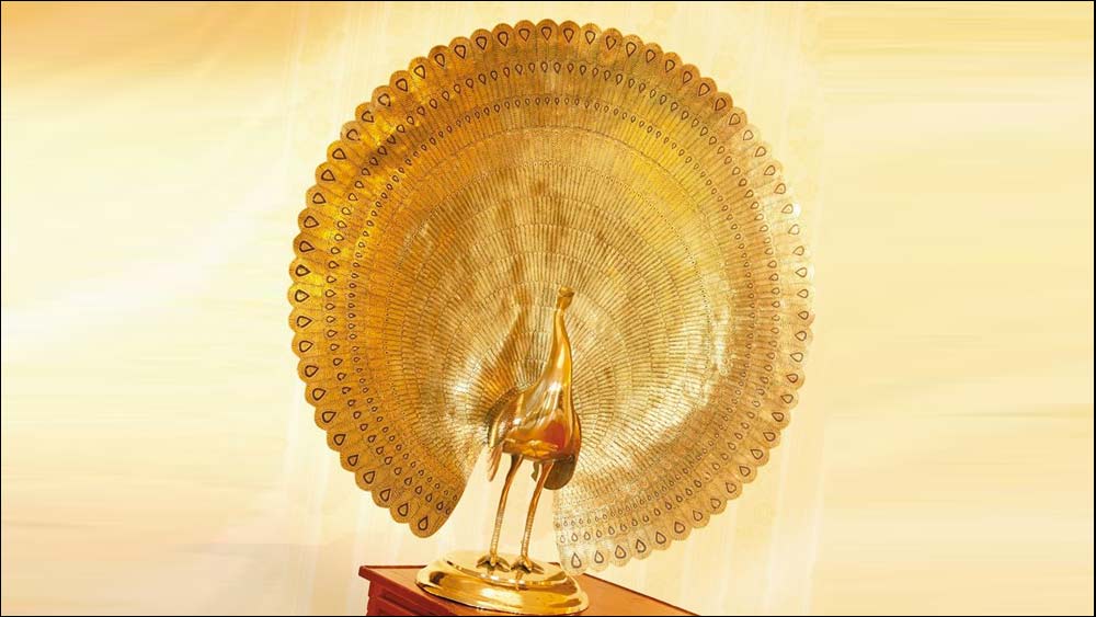 হোটেলের অন্দরসজ্জার মূল থিম হল ময়ূর। লবি-সব বিভিন্ন জায়গায় আছে ময়ূরের মূর্তি।