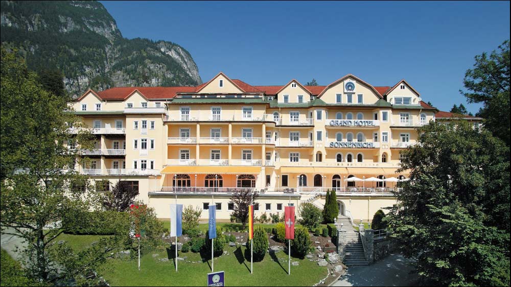 সাধারণত অন্যান্য বছর বসন্ত ঋতুতে নানা দেশের পর্যটকের ভিড়ে হোটেল সোনেনবিখল গমগম করে। কিন্তু এ বার করোনা ভাইরাসের ত্রস্ত পরিবেশে সম্পূর্ণ বিপরীত ছবি এই রাজকীয় অতিথিনিবাসে। (ছবি: সোশ্যাল মিডিয়া)