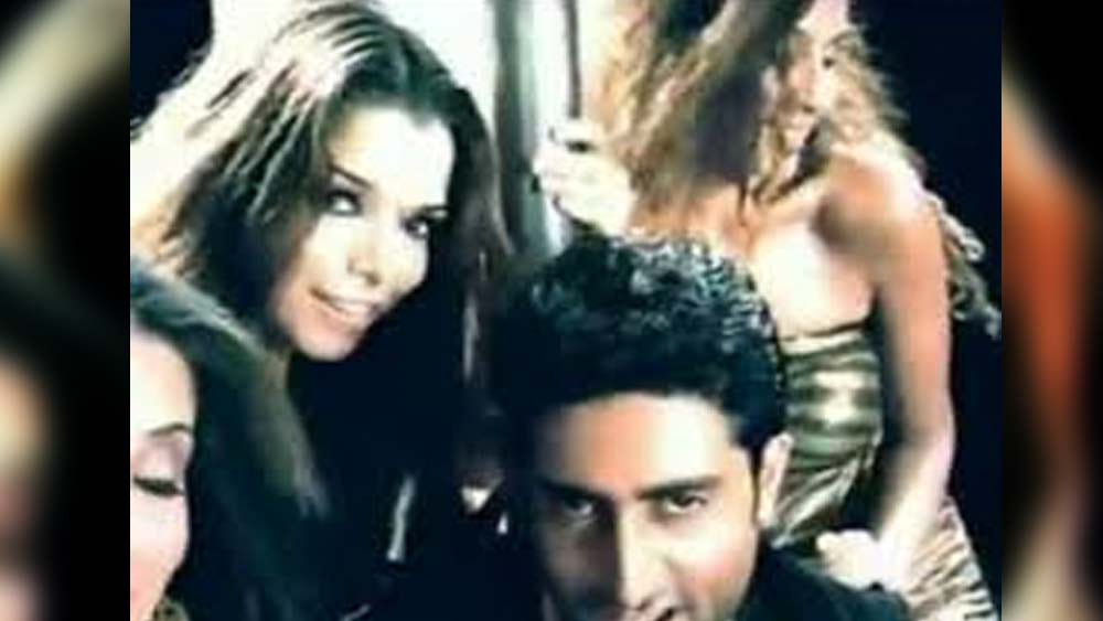 না না, শ্রীদেবী এবং বণি কপূরের মেয়ে জাহ্নবী কপূর নয়। এই জাহ্নবী বলিউডে পার্শ্বচরিত্রে কাজ করতেন। অভিষেক বচ্চন অভিনীত ‘দশ’ সিনেমাতে একটি গানে ব্যাকগ্রাউন্ড ডান্সার হিসেবে কাজ করেছিলেন জাহ্নবী।