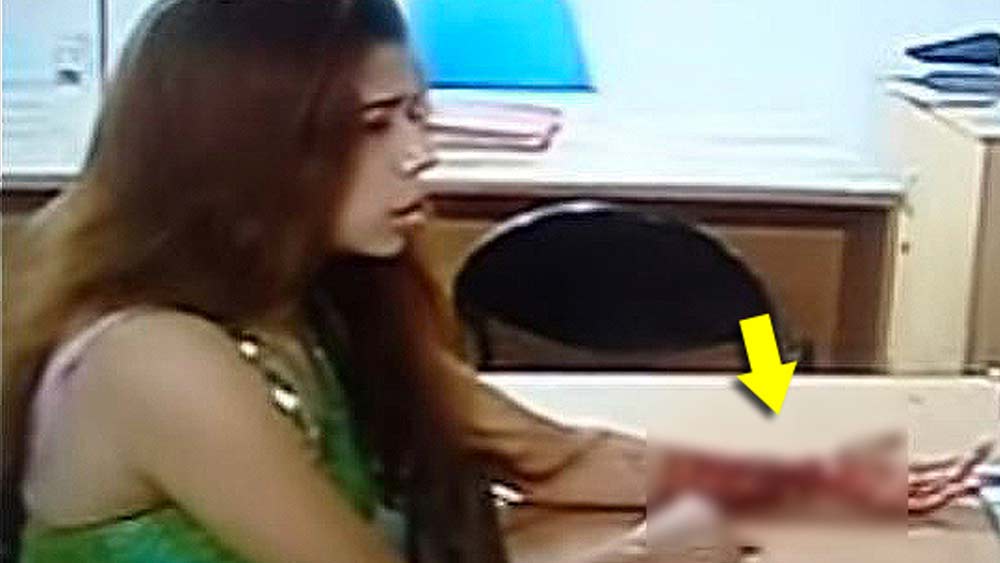 টুইস্টের এখানেই শেষ নয়। 'প্রতীক্ষা'-য় বসেছিল অ্যাশ এবং অভির বিয়ের আসর। তার সামনে গিয়েই হাত কেটে আত্মহত্যা করার চেষ্টা করেছিলেন সেই উঠতি অভিনেত্রী।