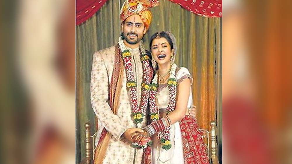 হালফিলে বলিপাড়ায় ডেস্টিনেশন ওয়েডিং-য়ের চল হয়েছে। কিন্তু ঐশ্বর্যা এবং অভিষেক যখন বিয়ে করেন, সে সময়টা এ সবের চল ছিল না একেবারেই। মিডিয়ারও প্রবেশ ছিল না সে বিয়েতে।