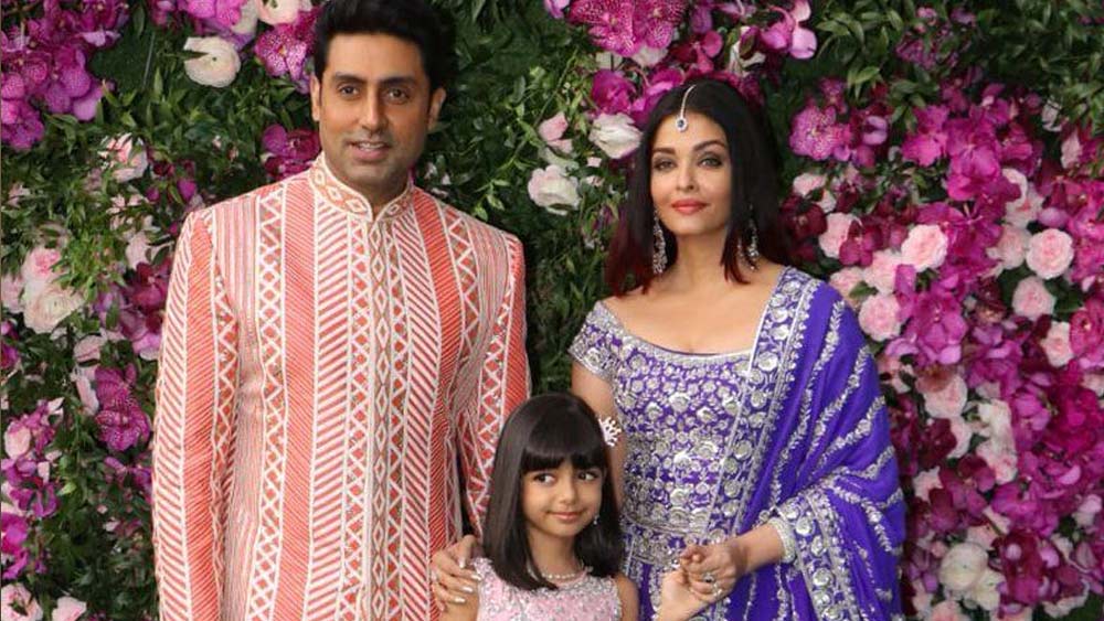 মেয়ে আরাধ্যাকে নিয়ে সুখেই দিন কাটছে তাঁদের। দিয়ে যাচ্ছেন 'কাপল-গোল'।  মেয়ে আরাধ্যাকে নিয়ে সুখেই দিন কাটছে তাঁদের। দিয়ে যাচ্ছেন 'কাপল-গোল'।