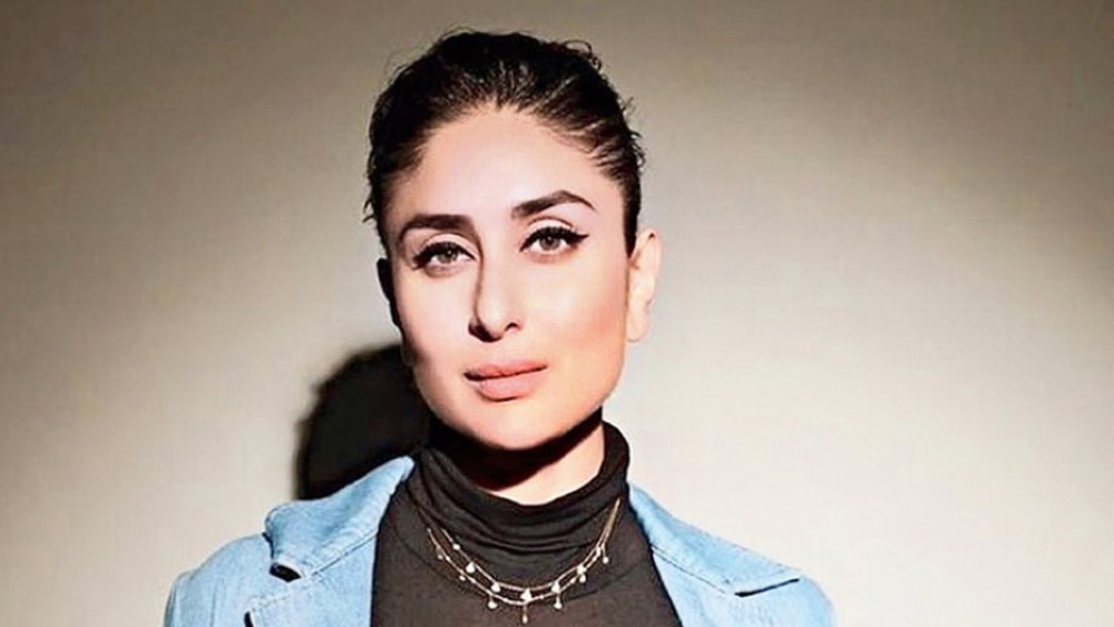 কিন্তু তাঁর জীবন বয়েছিল অন্যখাতে। ইন্ডাস্ট্রিতে গুঞ্জন, কেরিয়ারের শুরুতেই তিনি অন্তরঙ্গ সম্পর্কে জড়িয়ে পড়েন হৃতিক রোশনের সঙ্গে। তখন হৃতিক বিবাহিত, সুজান খানের সঙ্গে শুরু করেছেন সংসার। কিন্তু অন্যদিকে করিনার সঙ্গেও নাকি তাঁর একইসময়ে ঘনিষ্ঠ সম্পর্ক ছিল। ‘ইয়াদেঁ’, ‘কভি খুশি কভি গম’, ‘মুঝসে দোস্তি করোগে’, ‘ম্যায় প্রেম কি দিওয়ানি হুঁ’-র মতো বক্সঅফিস সফল ছবিতে একসঙ্গে কাজ করেছেন তাঁরা।