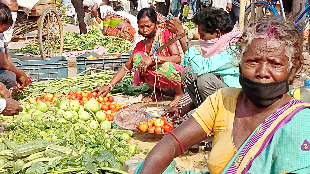 মুখ-ঢেকে: মানবাজারের কিসান মান্ডিতে বিকিকিনি। নিজস্ব চিত্র

