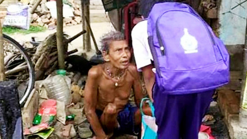 ‘দাদু’কে সাহায্য সমরজিতের। নিজস্ব চিত্র