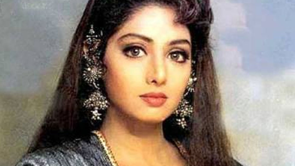 তাঁকে যদি ফিল্মে নিতেই হয়, তা হলে কোনও জনপ্রিয় হিরো নিতে হবে। পরিচালকদের নাকি এমনই শর্ত দিয়ে বসেছিলেন শ্রীদেবী।