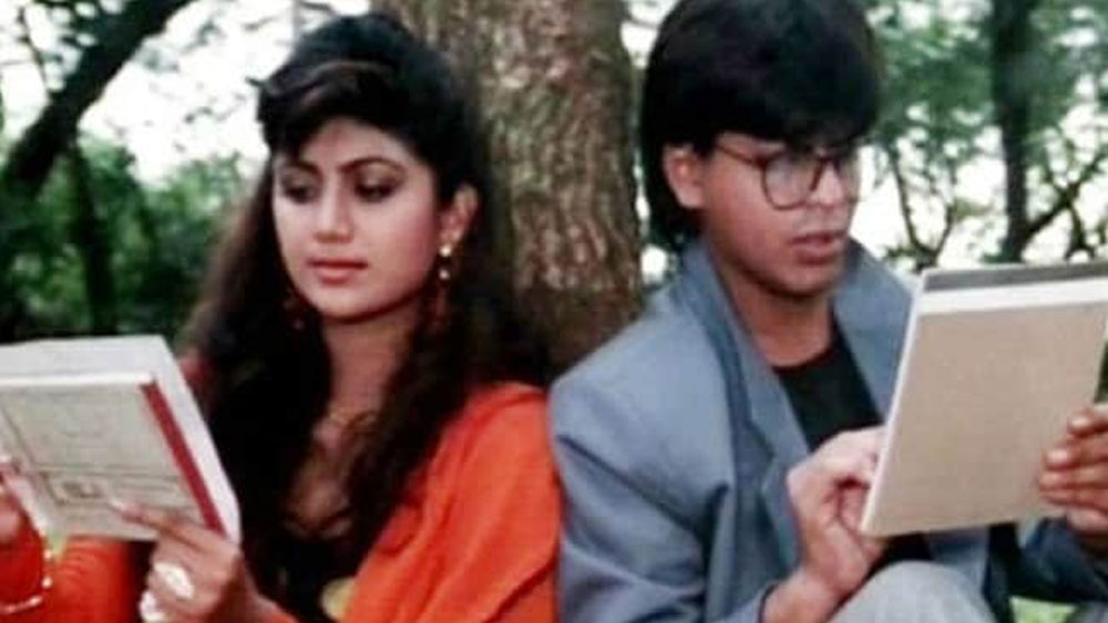 কিন্তু কোনও কিছুর বিনিময়েই শ্রীদেবী এই ফিল্মে শাহরুখের রিপরীতে অভিনয়ে রাজি হননি। প্রথমে ঠিক ছিল, শ্রীদেবী যৌথ ভূমিকায় অভিনয় করবেন। অর্থাত্ প্রিয়া চোপড়া এবং সীমা চোপড়া— এই দুই বোনই হবেন তিনি।