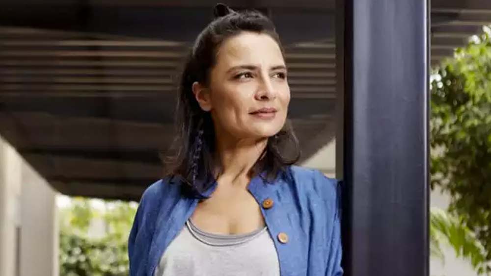 তাঁর জন্মগত নাম অধুনা ভবানী। ইংল্যান্ডের লিভারপুলে জন্ম ১৯৬৭ সালের ৩০ মার্চ। অধুনার বাবা আশিস ভবানী ছিলেন প্রবাসী বাঙালি চিকিৎসক। তাঁর মা অ্যান ছিলেন ব্রিটিশ নাগরিক। তিনি এক জন কাউন্সেলর।