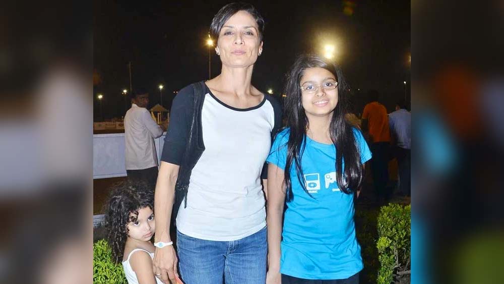 বলিউড ও ফ্যাশন ইন্ডাস্ট্রিতে এর পর অধুনা নিজেই একটি প্রতিষ্ঠান হয়ে ওঠেন। ২০০৪ সালে ফারহানের ‘লক্ষ্য’ ছবিতেও অধুনা কাজ করেছিলেন ফ্যাশন ডিজাইনার হিসেবে। এই ছবিতে তাঁর করা প্রীতি জিন্টার হেয়ারসস্টাইল নজর কেড়েছিল দর্শকদের।