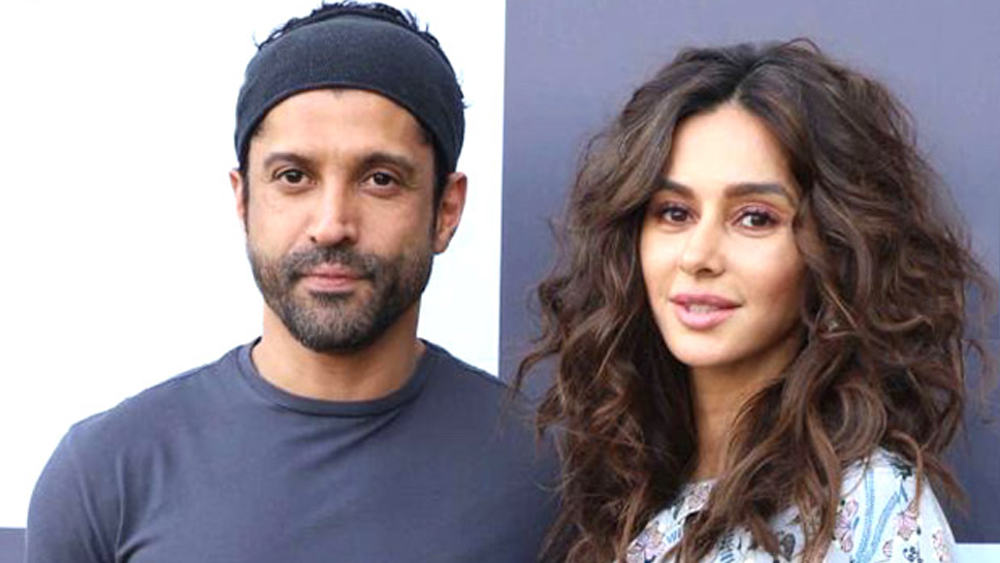 ফারহান এখন অন্তরঙ্গ শিবানী দান্ডেকরের সঙ্গে। গায়িকা-সঞ্চালিকা-অভিনেত্রী শিবানীর সঙ্গে ফারহানের আলাপ রক অন টু-এর সেটে। শোনা যাচ্ছে, এ বছরের শেষে তাঁরা বিয়ে করতে চলেছেন।