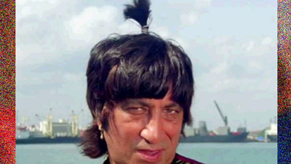 শক্তি কপূরের চুল ধরে টেনে হস্টেলের ভিতরে নিয়ে যান মিঠু‌ন। আরও অনেক সিনিয়র মিলে তাঁকে রীতিমতো র‍্যাগিং করেন। অন্ধকার ঘরে মেঝেতে বসিয়ে রাখা হয় তাঁকে। ছোট এবং অসমান করে কেটে দেওয়া হয় শক্তির চুল।