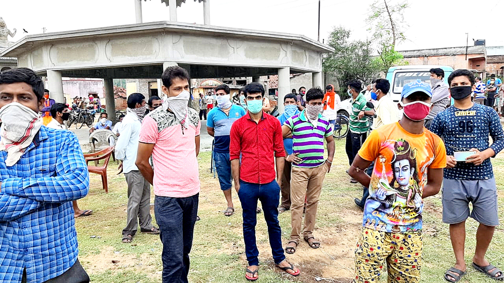 মঙ্গলবার কমলপুরে চলছে বিক্ষোভ। নিজস্ব চিত্র