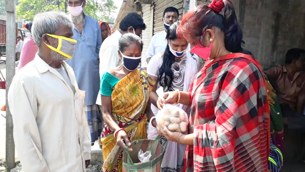 আশ্বাস: পাশে থাকার। নিজস্ব চিত্র