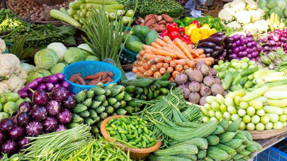 তাঁদের কথা ভেবেই তাই মন জেলা ডেপুটি কমিশনারের প্রথম দাওয়াই ছিল ‘ফার্ম টু টেবিল’। অর্থাত্ সবজি সরাসরি মাঠ থেকে দরজায় দরজায় পৌঁছে যাবে। আর তার জন্য চাষীদের লকডাউন উপেক্ষা করে বাইরে বার হতেও হবে না।