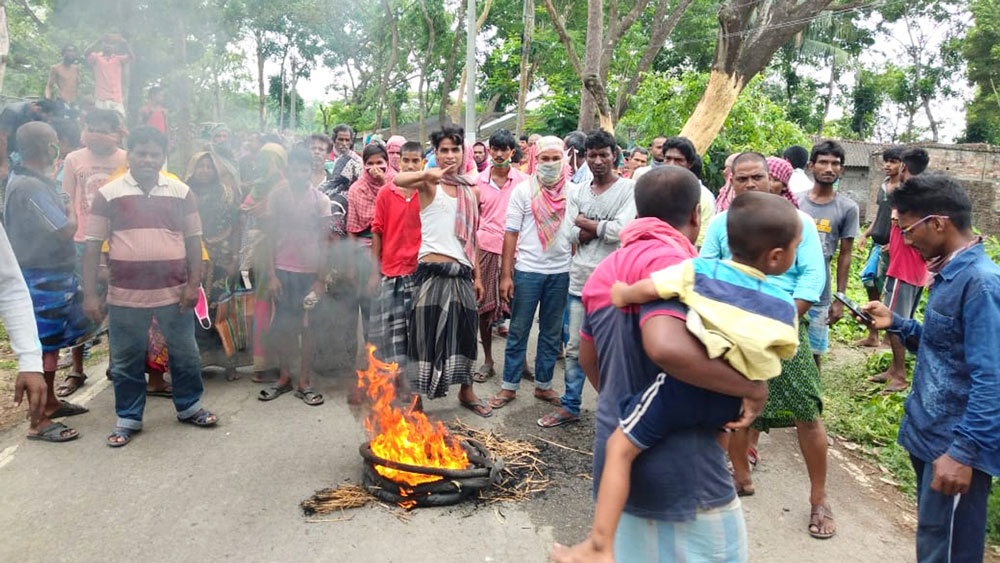 বিক্ষোভ: মথুরাপুরে টায়ার জ্বালিয়ে প্রতিবাদ। ছবি: দিলীপ নস্কর 