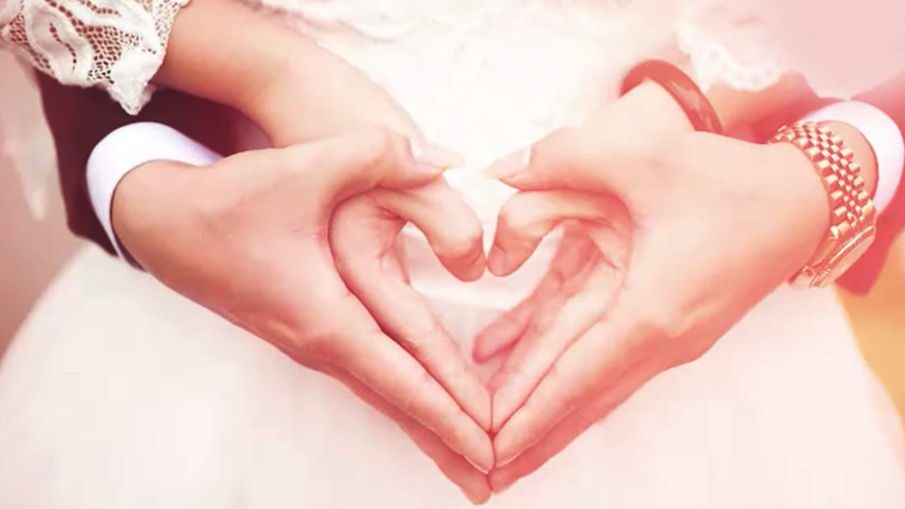 ন্যানির প্রথম স্বামীর নাম ছিল চার্লি ব্র্যাগস। কাজ করতেন লিনেন কারখানায়। চার্লির মা ছিলেন সিঙ্গল পেরেন্ট। তিনি নাকি সংসারের সব বিষয়ে কথা বলতেন। অভিযোগ ছিল ন্যানির। স্বামী ও শ্বাশুড়ির সঙ্গে বেশি দিন থাকল না সে।