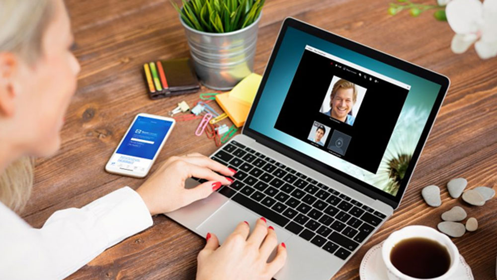 এই অবস্থায় যাঁদের এই মুহূর্তে ভিডিয়ো কলিং অ্যাপের প্রয়োজন ভীষণ ভাবেই, তাঁরা দিশাহারা। কী করা উচিত, বুঝে উঠতে পারছেন না অনেকেই।